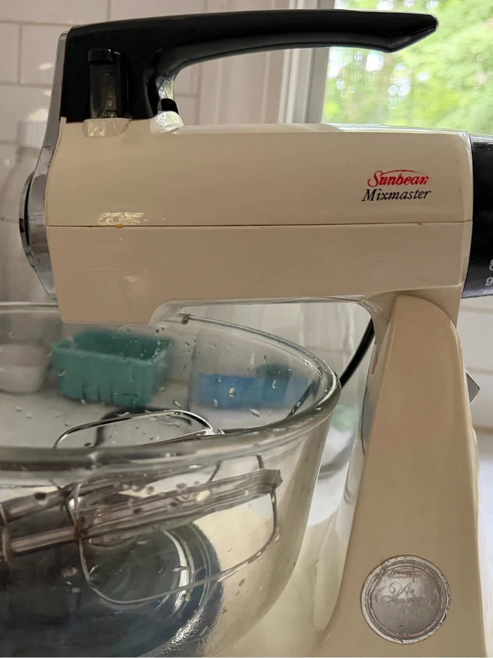 Sunbeam Mixmaster Stand Mixer in Cream and Clear Glass Bowl